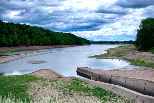 #Wasserknappheit #See #Talsperre #Fluss #Gew&auml;sser #D&uuml;rre #Trinkwasser #Baden #Badesee #Koberbach #dunkle Wolken #HDR #Wetter #Dynamik #Langenhessen #Werdau #Trockenheit #austrocknen #Austrocknung