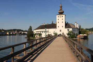Gmunden am Traunsee; Seeschloss Ort und Ortskern links im Hintergrund