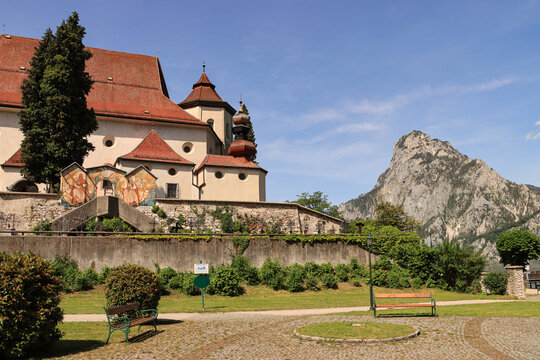 Traunkirchen; Kirche Maria Kr&ouml;nung und Traunstein am Traunsee