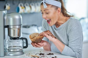 Young woman with coffee grounds use it for peeling