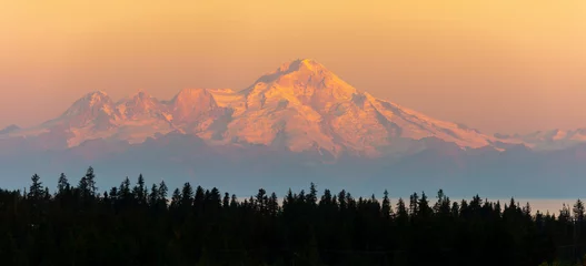 Fotobehang Panorama image of the glacier capped Mount Redoubt volcano from Anchor Point, Homer at sunrise © Chris