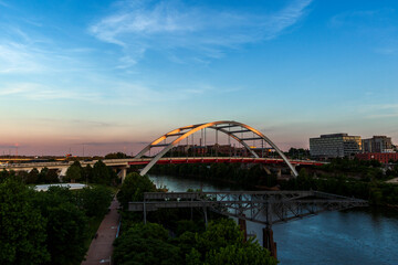 Fototapeta na wymiar Korean Veterans Memorial Bridge spanning over the Cumberland River in Nashville, Tennessee.. Photographer Derek Broussard