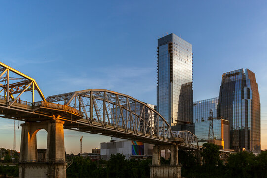 John Seigenthaler Pedestrian Bridge and Skyline of downtown Nashville along the Cumberland River.. Photographer Derek Broussard