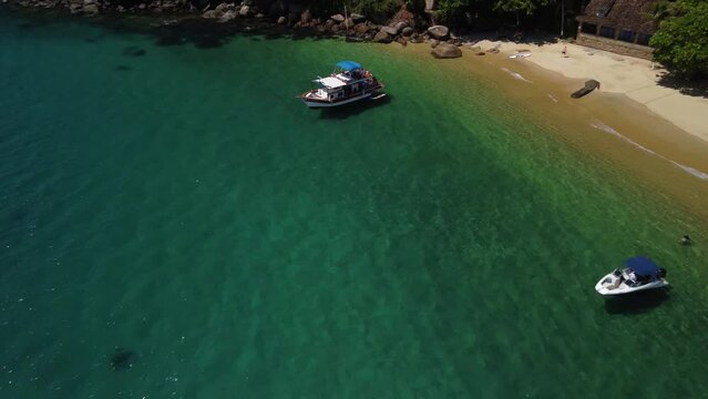Vista a&eacute;rea de uma praia ( praia da Lula) de aguas cristalinas em frente a mata atlantica na costa da cidade de Paraty no estado do Rio de Janeiro - Brasil 