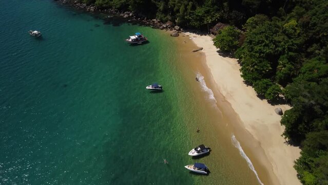 Vista a&eacute;rea de uma praia ( praia da Lula) de aguas cristalinas em frente a mata atlantica na costa da cidade de Paraty no estado do Rio de Janeiro - Brasil 