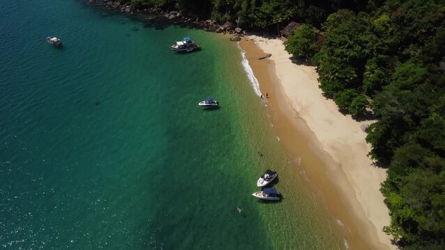 Vista a&eacute;rea de uma praia da Lula de aguas cristalinas em frente a mata atlantica na costa da cidade de Paraty no estado do Rio de Janeiro - Brasil 