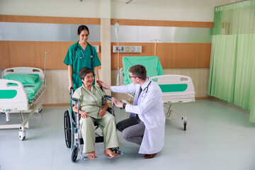 Obraz premium Elderly woman patient siting on wheelchair and man doctor with nurse. doctor consulting with patient. Hospital Healthcare and medicine concept.