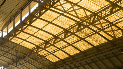 Structure métallique industrielle. Toit de gare ferroviaire.
plafond d'un vieille entrepôt 