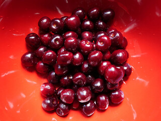 Cerises dans un saladier rouge