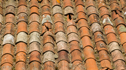 Tuiles de toits oranges au soleil. vieille tuiles abimé et cassé 