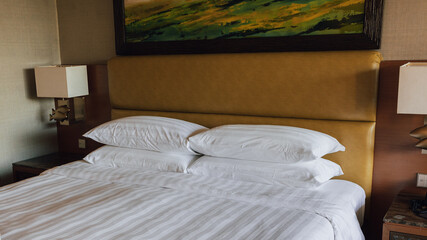 Fototapeta na wymiar Comfort and clean white bed sheet on hotel room