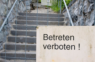 Betreten verboten Schild an Treppe