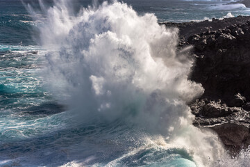 Hurlement de vague s’écrasant sur les falaises de Saint-Leu, île de la Réunion 