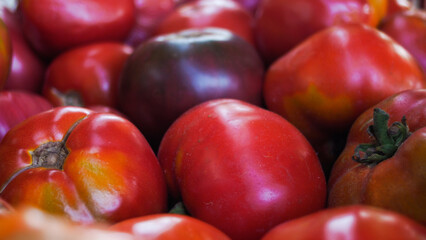 Cagette contenant des tomates mûres, d'un rouge vif.  Cet aliment est bénéfique pour la santé