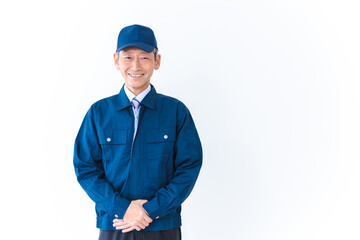 生き生きと仕事をする高齢の男性