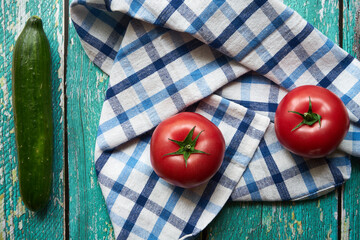 dwa pomidory malinowe na stole 