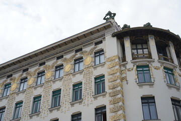 Fototapeta na wymiar Großes Jugendstilgebäude in Wien