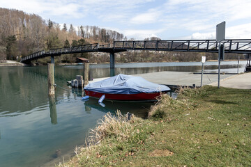 Naklejka premium Boat on the river with the bridge in the background