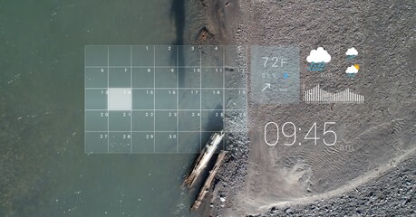 Interface numérique avec traitement des données sur vue aérienne de la mer et de la terre