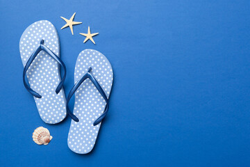 Flat lay composition with flip flops and seashell on colored background. Space for text top view - obrazy, fototapety, plakaty