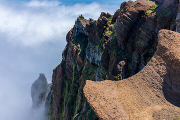 Madera szczyty w chmurach Pico Ruivo trail - obrazy, fototapety, plakaty