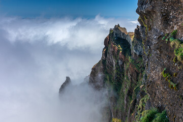 Krajobraz Madery - szlak na Pico Ruivo - obrazy, fototapety, plakaty