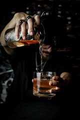 Whisky con hielo cuadrado servido