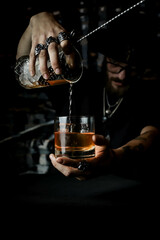 Whisky con hielo cuadrado servido