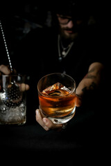 Whisky con hielo cuadrado