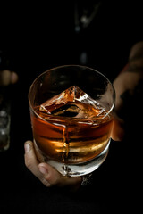 whisky con hielo cuadrado