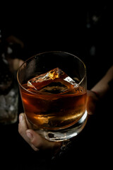 Whisky con hielo cuadrado