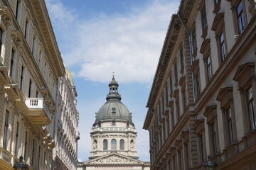 Obraz premium Blick durch eine Straßenschlucht auf die St.-Stephans-Basilika in Budapest