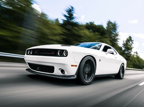 Seattle, WA, USA
March 14, 2022
White Dodge Challenger