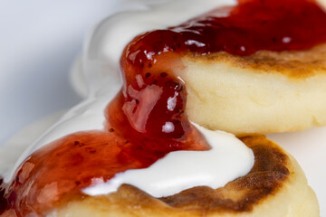 cottage cheese cheese cakes are eaten with sour cream or jam