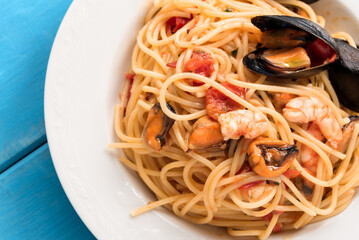 Deliziosi spaghetti con salsa di gamberi e cozze, cibo italiano