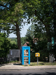 Ferch mit Bücherbox und Briefkasten