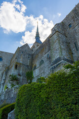 Vue depuis les contrebas sur l'Abbaye du Mon Saint-Michel et son clocher surmonté de l'Archange Saint-Michel