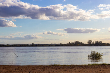 Cielo y río