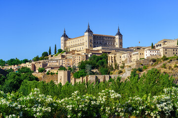 Fototapeta na wymiar Skyline of the city of Toledo with its imposing Alcazar at the top of the hill.