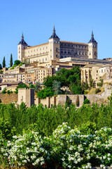 Fototapeta na wymiar Skyline of the city of Toledo with its imposing Alcazar at the top of the hill.