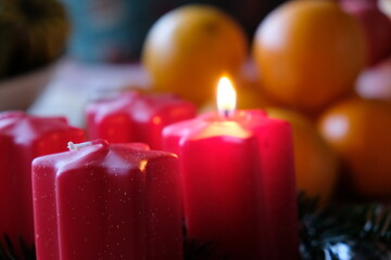 FU 2021-11-28 Advent 31 Am Adventskranz leuchtet eine rote Kerze