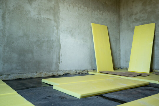 Installation of expanded polystyrene for floor insulation, expanded polystyrene and resin.