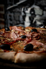 Pizza de panceta y aceitunas negras