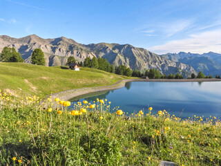 Fototapeta na wymiar Paysage de montagne au bord d'un lac dans les Alpes du Sud à Auron