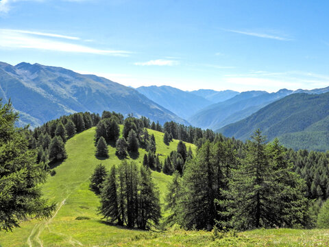 Paysage de montagne dans les Alpes du Sud &agrave; Auron
