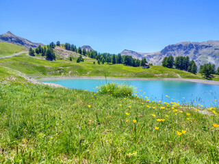 Fototapeta na wymiar Paysage de montagne au bord d'un lac dans les Alpes du Sud à Auron