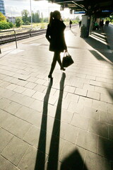 Silhouette auf Bahnsteig im Gegenlicht