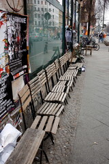 Fototapeta na wymiar leere Sitzbankreihe vor Straßencafe