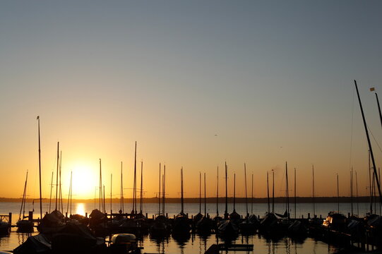 Festgemache Segelboote am M&uuml;ggelsee in Berlin bei Sonnenaufgang