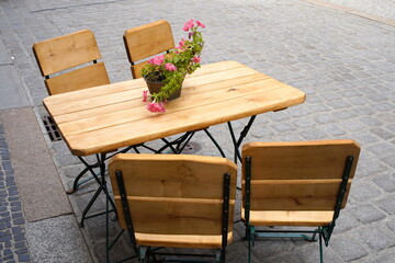 Leerer Tisch un Stühle von Strassencafe